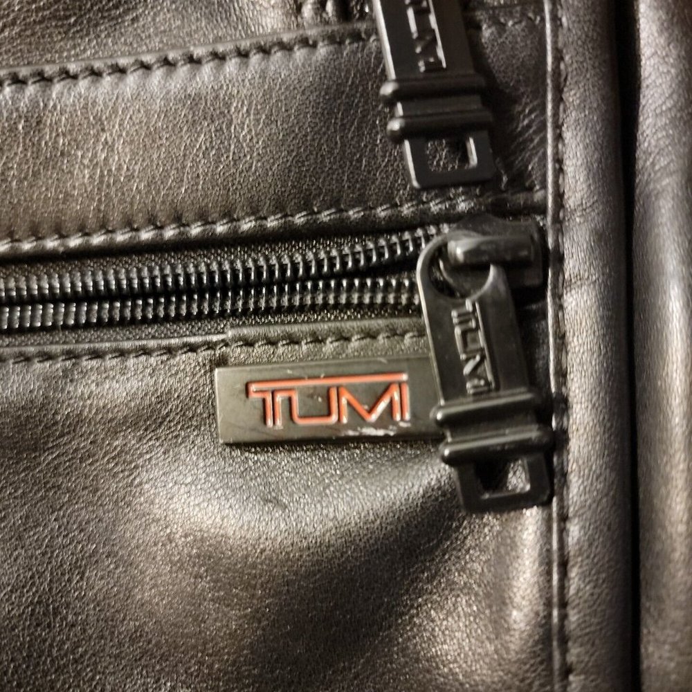 Tumi Black Leather Messenger Bag Well Constructed 6 Pockets Full Tumi Tags